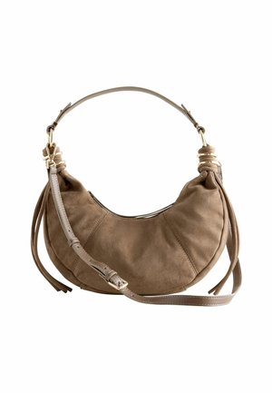 Borsa a spalla in suede marrone con una forma curva, dotata di una superficie texturizzata, tracolla in pelle regolabile e dettagli in metallo dorato.