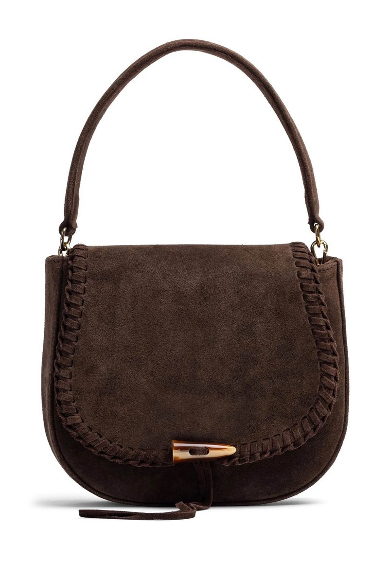 Borsa in suede marrone con forma curvata, cuciture intricate lungo il bordo e un dettaglio di chiusura unico in un colore a contrasto.