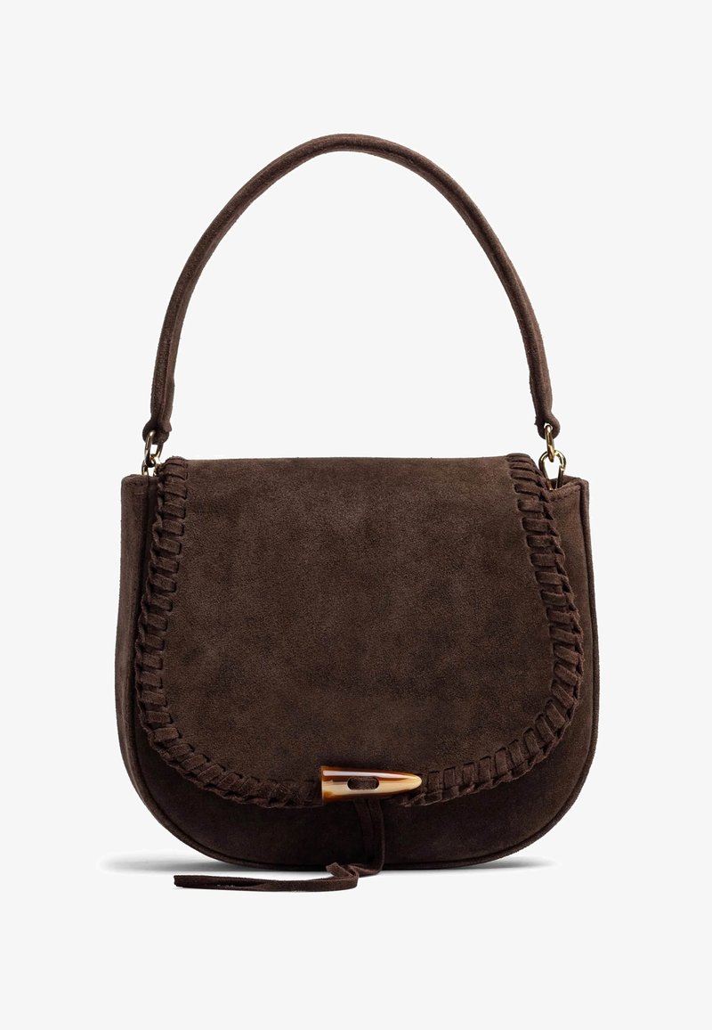 Borsa in suede marrone con forma curvata, cuciture intricate lungo il bordo e un dettaglio di chiusura unico in un colore a contrasto.