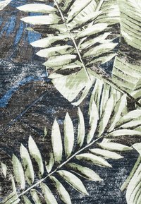 Πράσινα και λευκά τροπικά φύλλα φοίνικα πάνω σε υφή σκούρου μπλε και μαύρου φόντου με τραχιά, ζωγραφισμένη εμφάνιση.