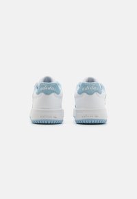 adidas Originals COURT SUPER - Treniņu apavi - footwear white/clear sky