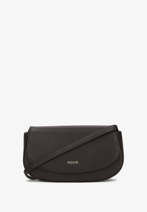 Sort læder skuldertaske med en bueformet klap, minimalistisk design og en skulderrem. Har et guld logo på forsiden.