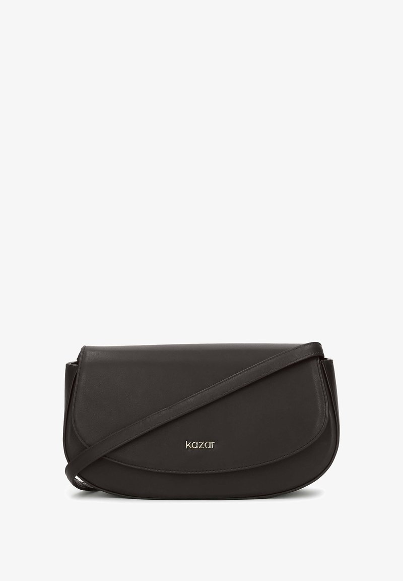 Czarna skórzana torba na ramię z zaokrąglonym klapem, minimalistyczny design i pasek na ramię. Zawiera złote logo z przodu.