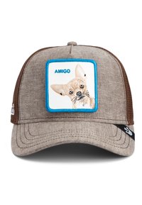 Gorra de cuadros marrones con un parche bordeado en azul que presenta una ilustración de un chihuahua y el texto "AMIGO". Parte trasera de malla para ventilación.