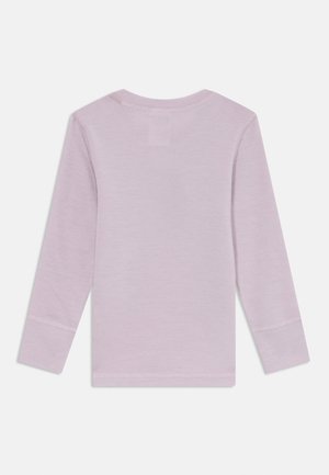 Bluzka z długimi rękawami w miękkim lawendowym kolorze, z okrągłym dekoltem i prostymi przeszyciami przy brzegach. Gładka faktura, bez wzorów.