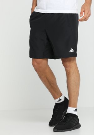 Czarne szorty sportowe wykonane z lekkiego materiału, z elastycznym pasem i bocznymi kieszeniami. Logo Adidas nadrukowane na białym na dolnej części nogawki.