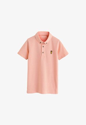 Roze poloshirt gemaakt van zachte stof, met een klassieke kraag, twee knopen en een klein zwart en geel pinda-logo op de borst.