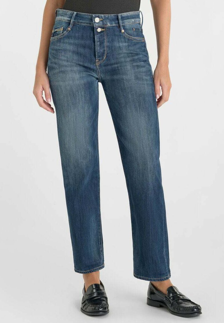 Jean en denim bleu foncé avec une taille haute, une coupe droite et un dégradé subtil. Dispose d'une fermeture à double bouton et d'un style classique à cinq poches.