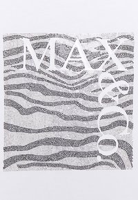 Camiseta blanca con un gráfico de cristales de imitación en negro y plateado. El diseño incluye líneas onduladas y el texto "MAX" en letras en negrita.