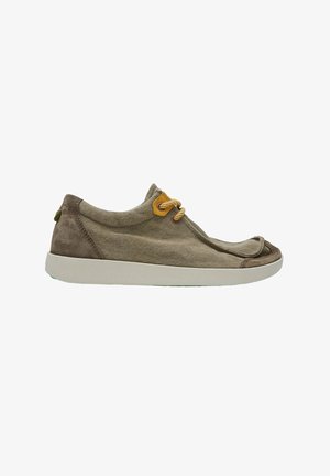 Zapatilla baja informal en lona marrón con detalles de ante, ojales amarillos, cordones estampados y suela gruesa de caucho blanco.