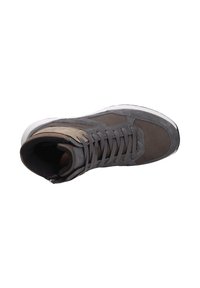 Scarpa sportiva in suede grigio con design alto fino alla caviglia, punta rinforzata, lacci piatti e pannellatura beige a contrasto lungo i lati.