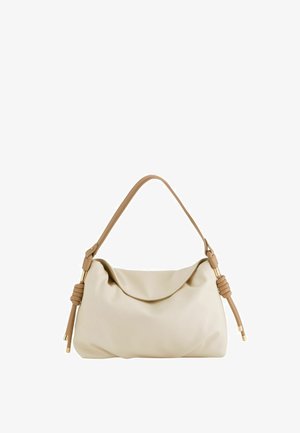 Bolso de hombro de cuero suave color beige con una sola correa que presenta extremos anudados y detalles metálicos en tono dorado.
