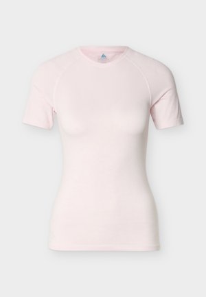 T-shirt cintré à manches courtes et col rond, de couleur rose clair, présenté à plat sur un fond blanc avec le logo de la marque visible à l'intérieur du col.