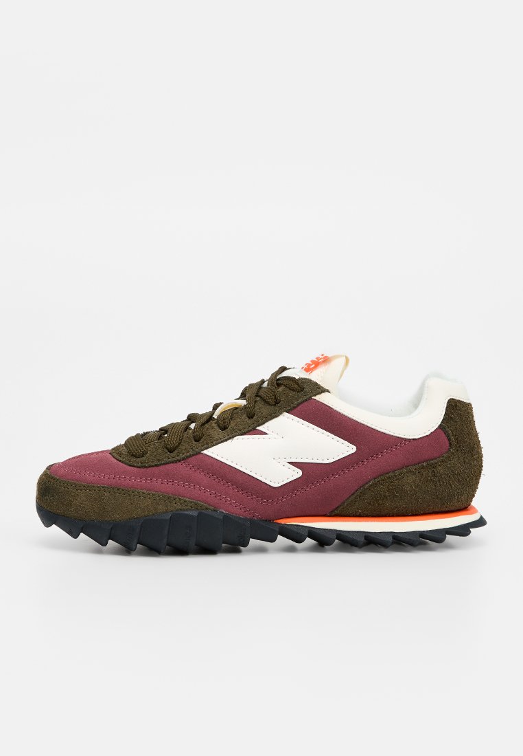 Zapatilla en color burdeos y verde oliva con logotipo blanco, hecha de materiales de ante y malla, suela texturizada con acentos naranjas y patrón de banda de rodadura en marrón oscuro.