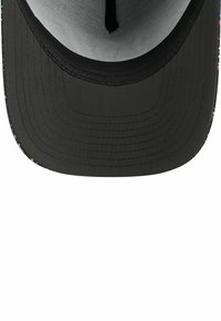 Schwarze Kappe mit einer strukturierten Krone, flachem Schirm und buntem gemustertem Stoff entlang der Kanten. Verfügt über eine glatte Textur und Nähdetails.