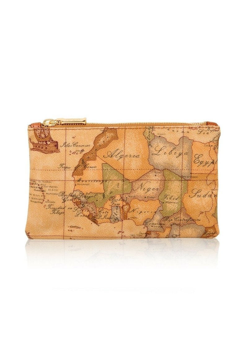 Astuccio marrone con zip caratterizzato da un design di una mappa del mondo vintage. Realizzato in materiale testurizzato con accenti in oro e nomi geografici.
