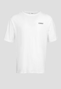 Camiseta de algodón blanca con mangas cortas y escote redondo. Presenta "STUDIO045" impreso en negro en la parte frontal. Diseño sencillo y de corte recto.