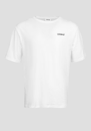 T-shirt en coton blanc à manches courtes et à encolure ronde. Comprend "STUDIO045" imprimé en noir sur le devant. Design simple et droit.