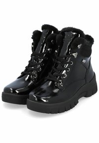 Botas de tobillo de charol negro con forro de piel sintética, puntera redonda, diseño de cordones y suela texturizada para agarre. Acentos de hardware plateado.