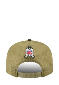 Olivegrüner Cap mit Mesh-Design, ausgestattet mit einem NFL-Patch und einem Snapback-Verschluss auf der Rückseite. Strukturierte Oberfläche für Atmungsaktivität.