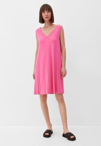 Różowa sukienka bez rękawów z dekoltem w serek, wykonana z miękkiego materiału, o luźnej sylwetce w kształcie litery A, opadająca tuż nad kolana.