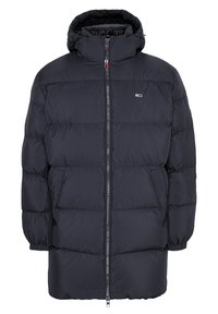 Marinblå vadderad jacka med hög krage, dragkedja framtill och elastiska muddar. Har en quiltad textur och logotyp på bröstet.
