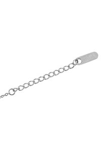Pulsera de plata con cadena que presenta eslabones circulares interconectados, con una etiqueta rectangular grabada con "CHIC" para darle un detalle. Textura metálica suave.