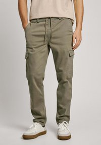 Pantalones cargo verde oliva de tejido ligero, con cintura elástica y cordón, bolsillos laterales y bolsillos cargo con cierre a presión.