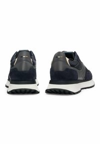 Marina sneakers i mocka och läder, vit mellansula, svart gummisula och subtila metallaccenter i vitt och guld.