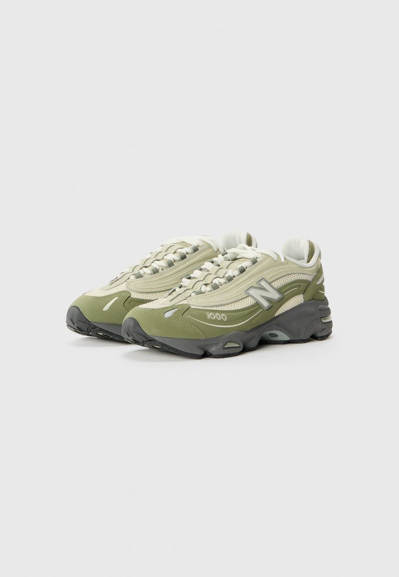 Zapatillas deportivas de color verde claro fabricadas con material de malla y sintético, con punta redondeada, acentos texturizados y suela de goma oscura.