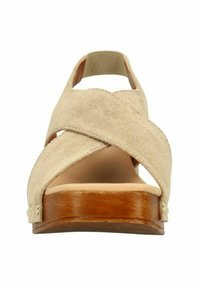 Beige suède sandaal met gekruiste banden, open teen en een houten zool. Beschikt over een zachte textuur en zijhardware accenten.