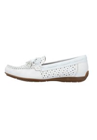 Chaussure en cuir blanc de style mocassin avec un design perforé, détail de frange et semelle en caoutchouc brun clair. Texture lisse tout au long.