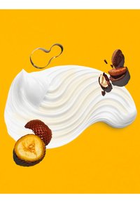 Valkoisen kerman pyörrehdys keltaisella taustalla, jossa on halkeillut ja kokonainen ruskea hedelmä karhealla ulkokuorella.