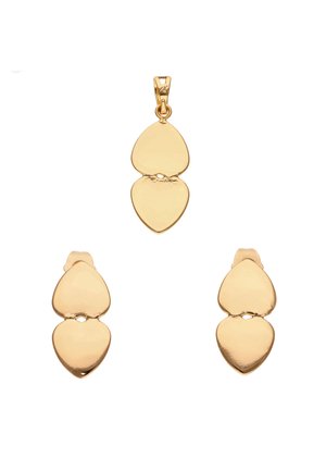 Zestaw biżuterii w złotym odcieniu z dwoma pionowo połączonymi elementami w kształcie serca, składający się z wisiorka i pasujących kolczyków na sztyftach.