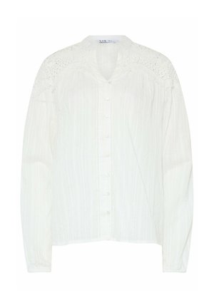 Hvid bluse med lange ærmer, vertikale striber, knapper foran og blonderdetaljer på skuldre og øvre del af brystet.