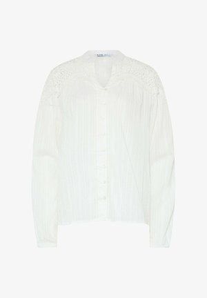 Hvid bluse med lange ærmer, vertikale striber, knapper foran og blonderdetaljer på skuldre og øvre del af brystet.