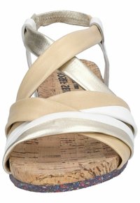 Sandalo di colore chiaro con cinturini incrociati in beige e oro metallizzato; soletta in sughero con superficie testurizzata e suola in gomma multicolore.