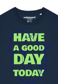 Dunkelblaues Baumwoll-T-Shirt mit auffälligem grünen Text, der "HATTE EINEN GUTEN TAG HEUTE" zeigt, wobei blaue geschwungene Linien den Text akzentuieren.