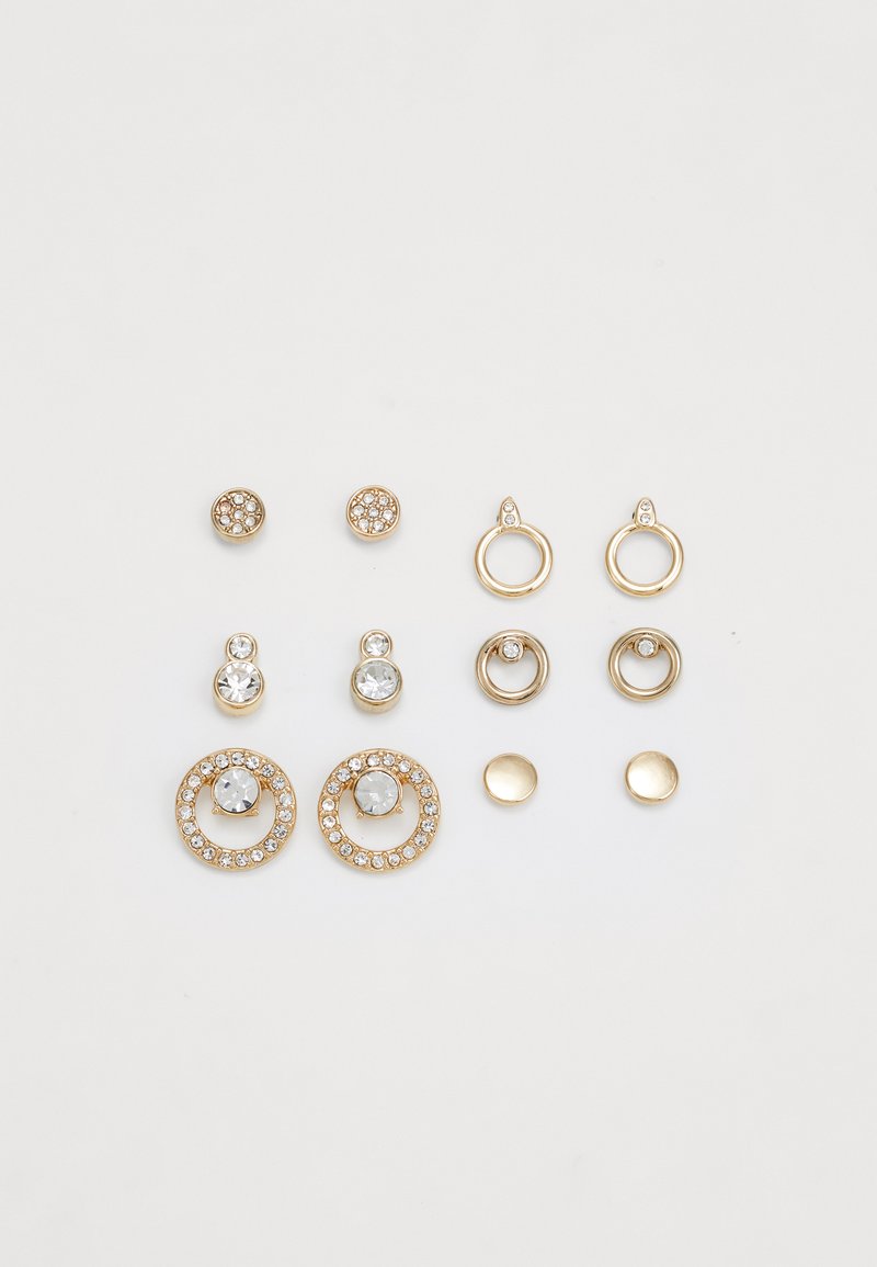 Sæt af øreringe i guldtonet metal, med forskellige designs inklusive studs og hoops, prydet med klare krystaller og runde akcenter.