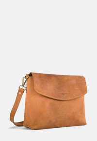 Braune Leder-Umhängetasche mit Klappverschluss, verstellbarem Riemen und geprägtem Logo. Glatte Textur mit natürlichem Finish.