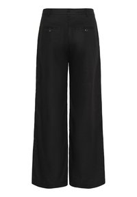 Pantaloni neri a gamba larga realizzati in lino con una superficie liscia. Presentano due tasche posteriori con chiusura a bottone e una vita sagomata.