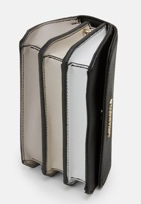 Portafoglio a tre sezioni con esterno testurizzato nero e scomparti interni lisci in grigio, beige e bianco. Accenti in hardware dorato.