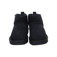 Sorte ankelstøvler i ruskind med fleecetforing og trækstropper, vist forfra på en hvid baggrund.