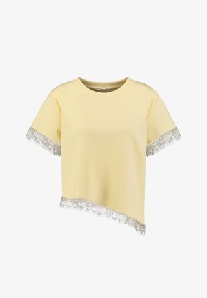 Geel crop top met korte mouwen, asymmetrische zoom en zilveren kanten bies op de mouwen en onderkant.