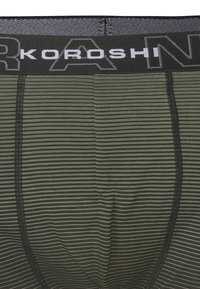 Herren Boxer Shorts in olivgrün mit dünnen schwarzen Streifen. Mit einem schwarzen Bund, der mit weißem Logo-Text versehen ist, und aus glattem, dehnbarem Material gefertigt.
