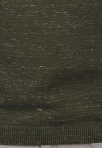 Olijfgroen gebreide trui met subtiele witte spikkels, met een geribde zoom. De textuur lijkt zacht en iets onregelmatig.