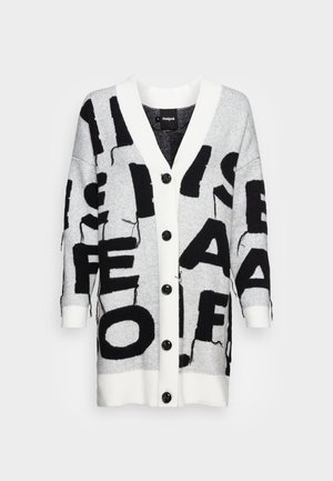 Šedý kardigan s výrazným černým nápisem, zapínáním na knoflíky a žebrovaným bílým lemováním. Má volný střih a mírně oprýskané detaily.