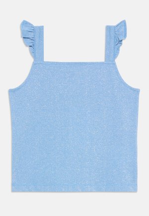 Lys blå ermeløs topp med volanger på skuldrene, laget av mykt stoff med en subtil glans. Enkel, boksaktig form uten tilleggs mønstre.