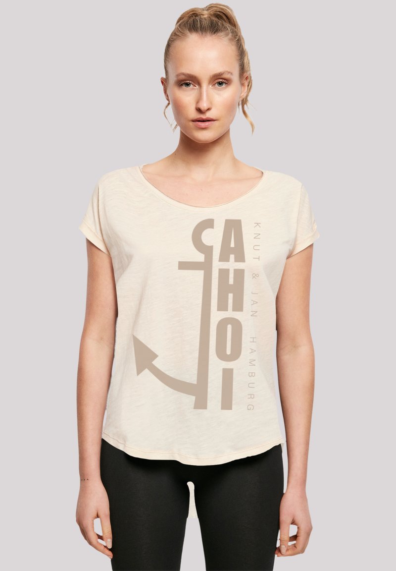 Helle beige kurzärmliges T-Shirt mit Rundhalsausschnitt, das einen großen grafischen Druck des Wortes "AHOI" und ein Ankerdesign zeigt.