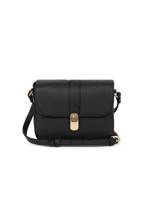 Zwarte leren crossbody tas met verstelbare band en goudkleurige sluiting op de voorklep.